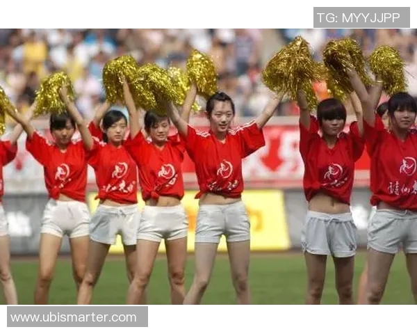 足球宝贝走红网络，助威视频破百万播放